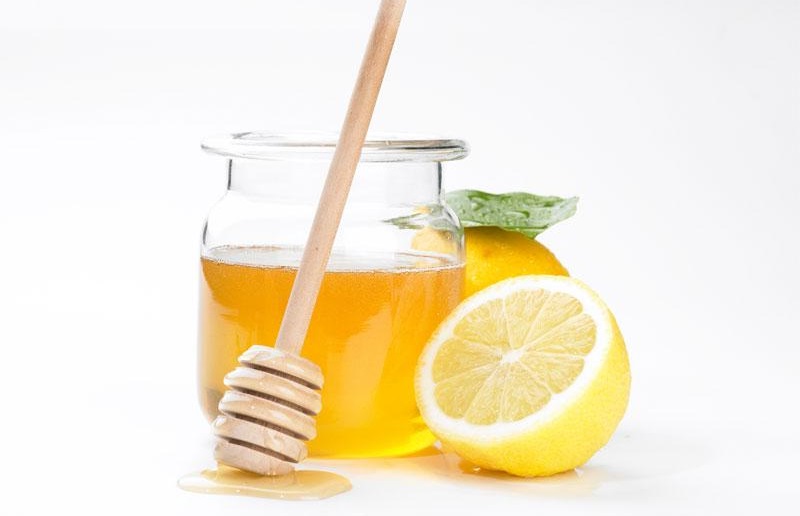 Les bienfaits insoupçonnés d’un jus de citron matinal au miel